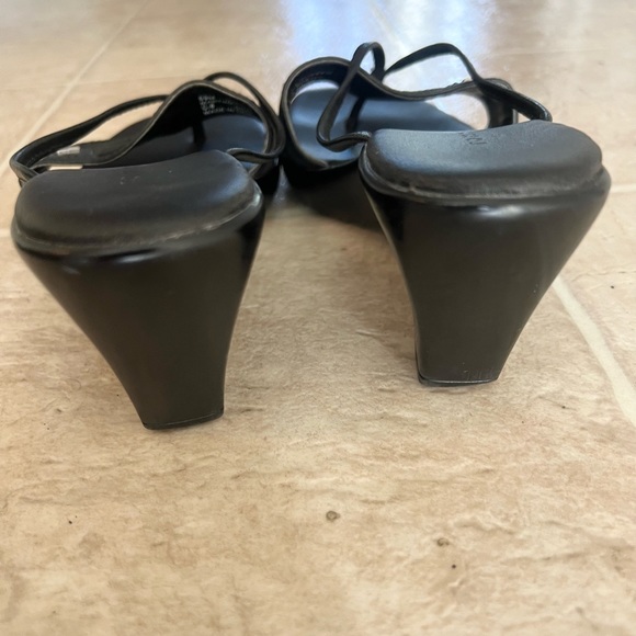 =TOMMY HILFIGER MARTINA Black Leather Thong Slip on Sandals Sz 5.5 - Picture 3 of 4